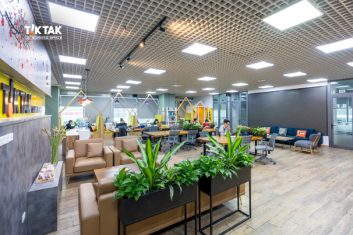 Coworking space được trang bị hệ thống chiếu sáng và điều hòa
